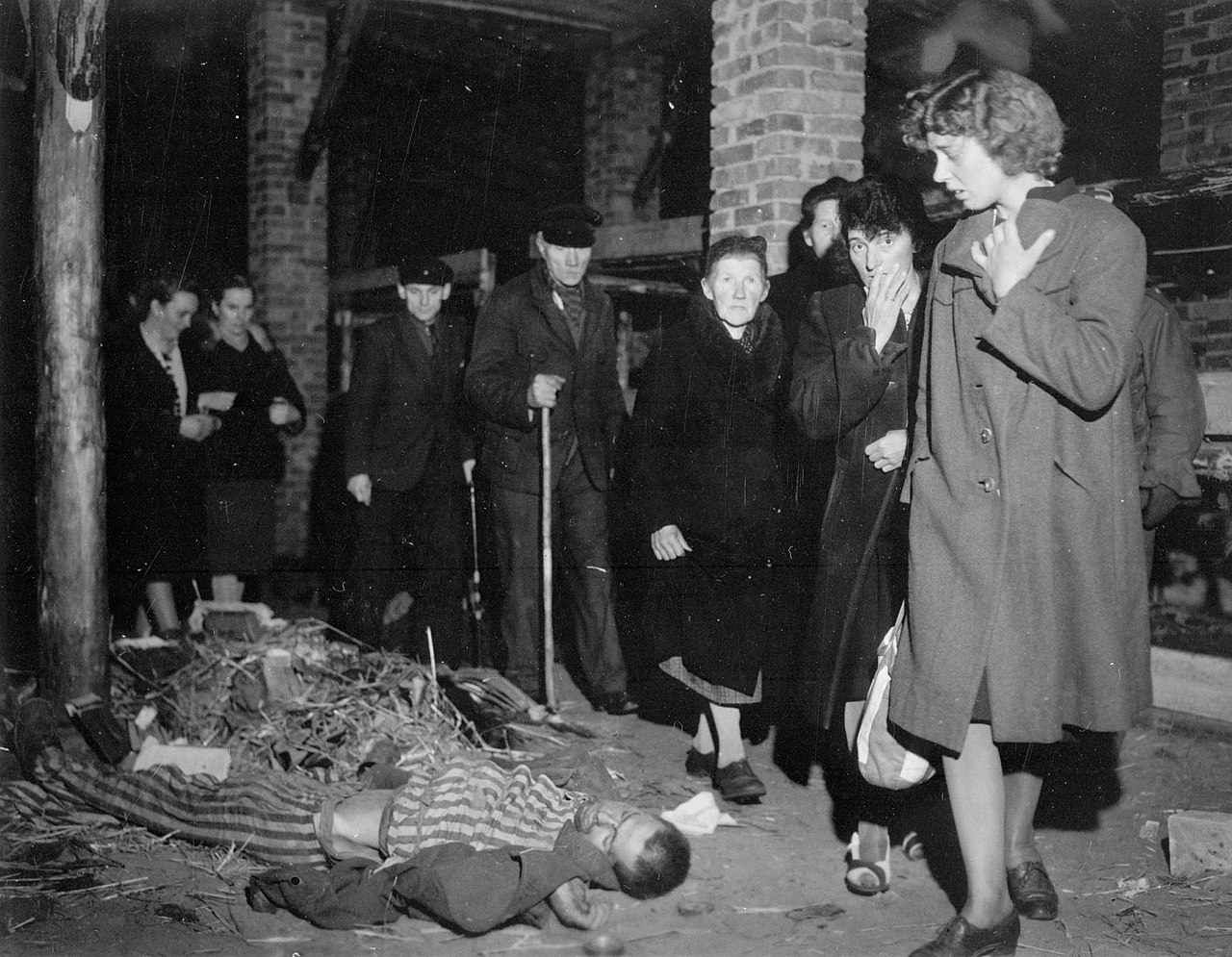 German civilians were ordered by the Americans to visit the Wöbbelin camp (US Holocaust Memorial Museum)